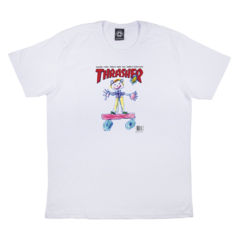 Camiseta branca masculina, de manga curta da marca mundialmente conhecida "Thrasher Magazine". Kid Cover April95 é produzida em 100% algodão e possui logo clássico "Thrasher" personalizado na parte da frente, centralizado à altura do peito, com gráfico in