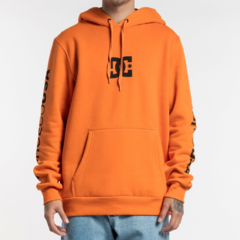 Moletom da marca DC Shoes flanelado fechado com gola capuz ajustável. Possuí estampa em silk centralizada na parte frontal e localizada nas mangas, barra e punhos canelados com etiqueta da marca aplicada personalizada.