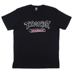 Camiseta preta masculina, de manga curta da marca mundialmente conhecida "Thrasher Magazine". No Parking Block Logo é produzida em 100% algodão e possui logo clássico "Thrasher" personalizado, com gráfico na parte da frente, centralizado à altura do peito