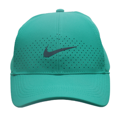 Boné na cor verde da marca nike skateboarding. Fechamento com ajuste tipo snapback regulável e com furos respiradores para melhor absorção do suor.