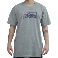 Camiseta Ratus Box Logo Grey Purple. Confeccionada em 100% algodão. Possuí gola careca. Estampa em silk na parte da frente.