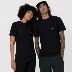 Camiseta da marca de skate Vans Everyday Pocket Tee de manga curta, possui um bolso na altura do peito do lado esquerdo com o logo Vans "Off The Wall" bordado, e etiqueta com logo Vans aplicada na manga esquerda, gola canelada e é feita de 100% algodão. 