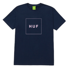 Camiseta masculina de manga curta da marca HUF Worldwide. O clássico da linha Essentials está de volta.  A Box Logo Navy é confeccionada em 100% algodão e possui estampa em silk, centralizada, na parte da frente. Costas lisas.