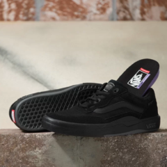 Tênis Vans Skate Wayvee Black Black com cabedais em camurça na cor preto. o Athletic Wayvee tem uma construção de cabedal totalmente nova que incorpora "quarters" de tela translúcida reforçados para respirabilidade máxima e flexibilidade.