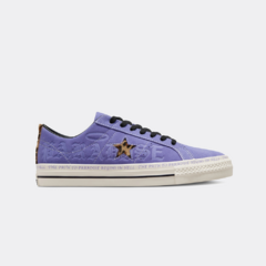 Tênis da marca de skate Converse na cor roxo com material em camurça e detalhe para a estrela em animal print. O skatista do time CONS, Sean Pablo, reimagina o ousado One Star Pro para skate, com camurça roxa de luxo e forro durável prontos para o skate.