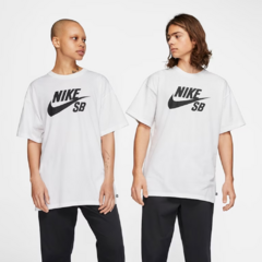 A camiseta Nike SB branca com um logotipo oversized em um tecido macio, o tecido em jersey é macio no contato com a pele. Confeccionada em 100% algodão.
