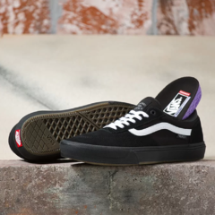 Tênis de skate da marca Vans. Pro model assinado por Gilbert Crockett. Produzido em camurça e canvas. Modelo da linha Skate Classics. 