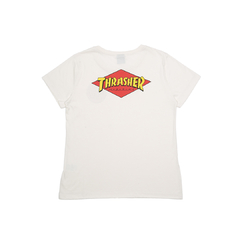 Camiseta manga curta na cor off white feminina da marca de skate Thrasher em collab com a marca de skate Santa Cruz. Confeccionada em 100% algodão, possuí estampa em silk frente e costas com modelagem regular.