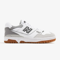 Tênis New Balance 550. Cabedal em couro e camurça nas cores branco e cinza. Língua acolchoada, forro em poliéster e solado de borracha.