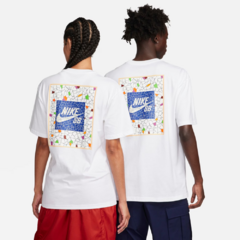 Camiseta Nike SB Mosaic na cor branca em 100% algodão. Importada. Possuí etiqueta na costura lateral com colarinho reforçado.