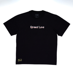 Camiseta Privê Spread Love Black. Confeccionada em 100% algodão. Camiseta de manga curta confeccionada em algodão.