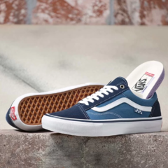 Tênis de skate da marca Vans. Modelo vans old skool skate. Construído em lona e camurça com a tradicioanl palmilha POPCUSH para oferecer maior durabilidade e conforto.