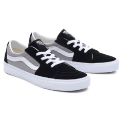 Tênis da marca de skate Vans modelo SK8-Low com cabedal durável e lona.