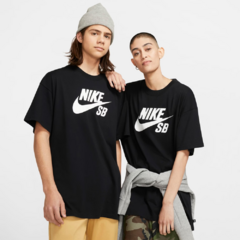 camiseta Nike SB na cor preta com logotipo oversized em silk branco. 100% algodão.