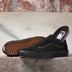 Tênis de skate da marca Vans. Modelo vans old skool skate. Construído em lona e camurça com a tradicioanl palmilha POPCUSH para oferecer maior durabilidade e conforto.