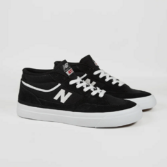 Tênis New Balance 417 Franky Villani Black. Com sola espinha de peixe, cabedal com reforço de camada tripla nas áreas de maior desgaste e palmilha ABZORB.