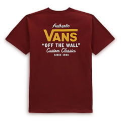 Camiseta na cor vinho masculina, de mangas curtas da marca de skate "Vans Of the Wall". Possui gráficos clássicos da marca que remetem às origens, desde 1966. Estampa pequena, ao lado esquerdo, à altura do peito na frente e, grande, centralizada nas costa