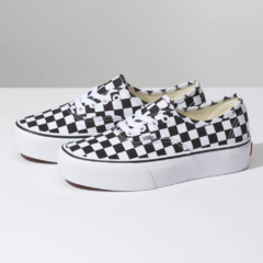 Tênis Vans Authentic Checkerboard Plataform 2.0. Tênis de cano baixo. Fechamento com cadarço. Solado plataforma. 