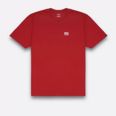 A camiseta da marca de skate Vans na cor vermelha, apresenta estampa frontal com assinatura Vans em “Drop V” e em checkerboard na altura do peito do lado esquerdo, em silk à base d’água.