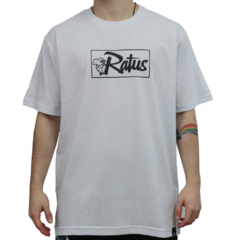 Camiseta Ratus Box Logo White. Confeccionada em 100% algodão. Possui gola careca. Produto nacional.