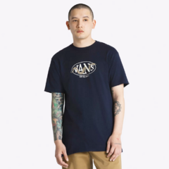 A camiseta da marca de skate Vans Snaked Center Logo T-Shirt é feita de algodão mais pesado na cor azul marinho e exibe estampa de uma cobra e o logotipo da Vans centralizados.