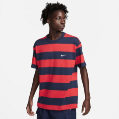 Camiseta Nike SB listrada nas cores vermelho e azul marinho feita com algodão macio, de peso médio, em um corte espaçoso  e casual para manter você se sentindo bem com e sem o skate.