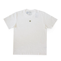 Camiseta da marca de Privê Tyne and True na cor Off White com logo aplicado centralizado à altura do peito.