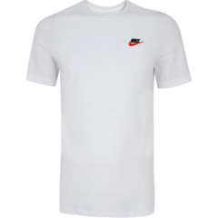 A camiseta Nike Sportswear Club é feita em tecido de algodão casual e apresenta um caimento clássico, criando uma sensação aconchegante logo no primeiro uso. O logotipo Futura bordado no peito cria um look original da Nike.