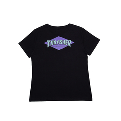 Camiseta manga curta na cor preta feminina da marca de skate Thrasher em collab com a marca de skate Santa Cruz. Confeccionada em 100% algodão, possuí estampa em silk frente e costas com modelagem regular.