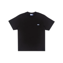 Camiseta ÖUS 77 Domino Black. Malha de algodão peletizado com acabamento especial com amaciante.