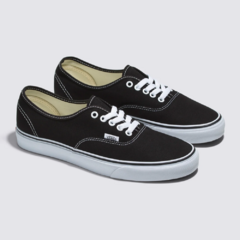 Tênis da marca de skate Vans, modelo Authentic BLACK. Construído com um perfil simples é um tênis de cano baixo com fechamento em cadarço; cabedais resistentes em lona; ilhós em metal e solado emborrachado.