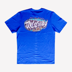 Camiseta ThisWay Mini Logo Azul. Confeccionada em 100% algodão. Mangas curtas. Gola careca canelada.