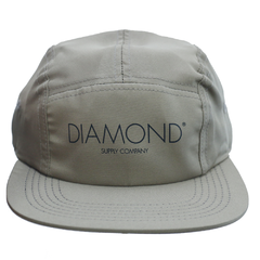 Boné da marca de skate Diamond 5 Panel Camper Suply Bege. Confecção 100% poliéster. Gráfico dianteiro com logo da marca em silk. Tamanho único. Regulável no strapback.