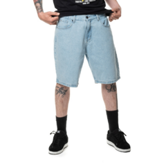 Bermuda DC Jeans Worker Baggy Blue. Confeccionada em 100% algodão. Modelagem oversize. Bermuda com cinco bolsos. Cordão interno de ajuste. Botão personalizado "dcshoes".