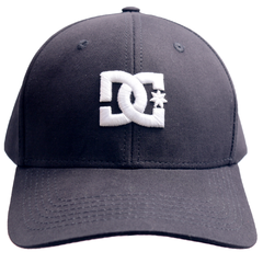 Boné DC Baseball Capstar 2 Blk. Confeccionada em 100% algodão. Tamanho único. Logo DC bordado na parte frontal. Ajustável com snapback.