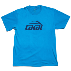 Camiseta da marca de skate Lakai Basic Logo Blue. Confeccionada em 100% algodão. Possuí gola careca. Estampa em silk centralizada à altura do peito, na frente. Costas lisas.