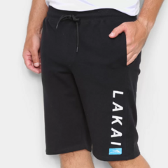 Bermuda masculina da marca de skate Lakai. Cor preta em 100% algodão. Possuí bordado localizado na parte frontal perna esquerda e bolsos externos frente e costas.