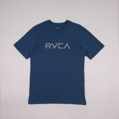 Camiseta RVCA Big Ps Blue. Ajuste regular. Gola careca. Mangas curtas.