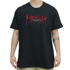 Camiseta Thrasher Blood Drip Logo Black. Confeccionada em 100% algodão. Possuí gola careca. Estampa em silk centralizada, na frente à altura do peito. Costas lisas.