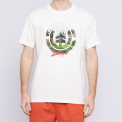 Camiseta de skate da marca Element confeccionada em 100% algodão em malha na cor off white. Possuí estampa em silk.