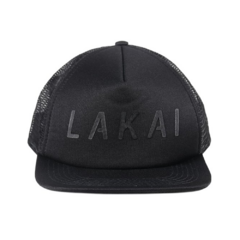 Boné da marca de skate Lakai com bordado localizado na parte frontal em alto relevo. Modelo Snapback trucker cor preto.
