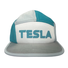 Boné Tesla 5Panel White/Blue. Confeccionado em 100% poliéster. Tamanho único. Ajustável no strapback.