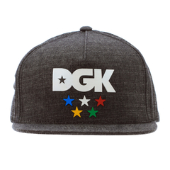 Boné DGK Snapback Star. Possui logo Bordado e fechamento em ajuste, para perfeito caimento na cabeça. 