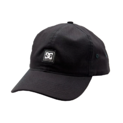 Boné DC Mini Square Star Black. Confeccionado em 67% algodão e 33% poliéster. Costuras firmes. Logo emborrachado bordado. Ajustável com snapback.