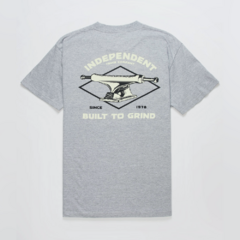 Camiseta Independent Btg Truck Grey. Confeccionada em 100% algodão. Gola careca.