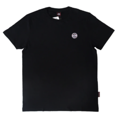 Camiseta Independent Summit Chest Black. Confeccionada em 100% algodão. Lisa nas costas.
