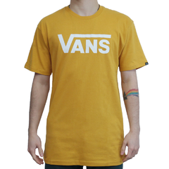 Camiseta da marca de skate Vans Classic Yellow na cor amarela. Confeccionada em 100% algodão. Mangas curtas. Possuí gola careca. Camiseta de manga curta confeccionada em algodão. Tipo de caimento: Classic Fit.