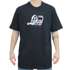 Camiseta da marca de skate Lakai confeccionada em 100% algodão. Possuí gola careca e estampa em silk. Cor preta com mangas curtas.