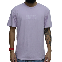 Camiseta da marca de skate Primitive Eternity na cor lavanda. Confeccionada em 100% algodão. Possuí bordado na parte frontal centralizado à altura do peito.