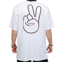 Camiseta da marca de skate Lakai confeccionada em 100% algodão. Possuí gola careca e estampa em silk localizada do lado esquerdo à altura do peito e nas costas. Cor branca com mangas curtas.